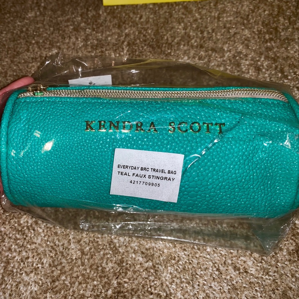 NWT! Kendra Scott Everyday Travel Case - Picture 4 of 6